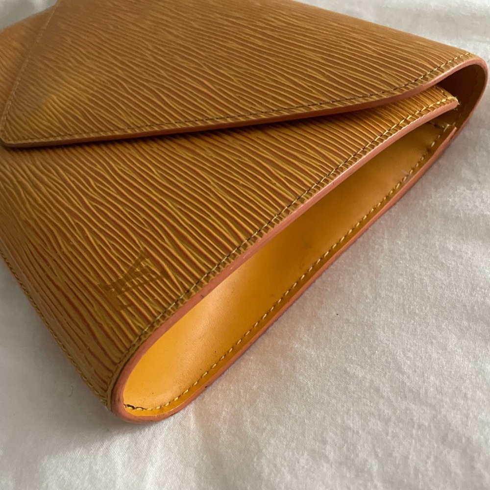 Louis Vuitton Epi clutch